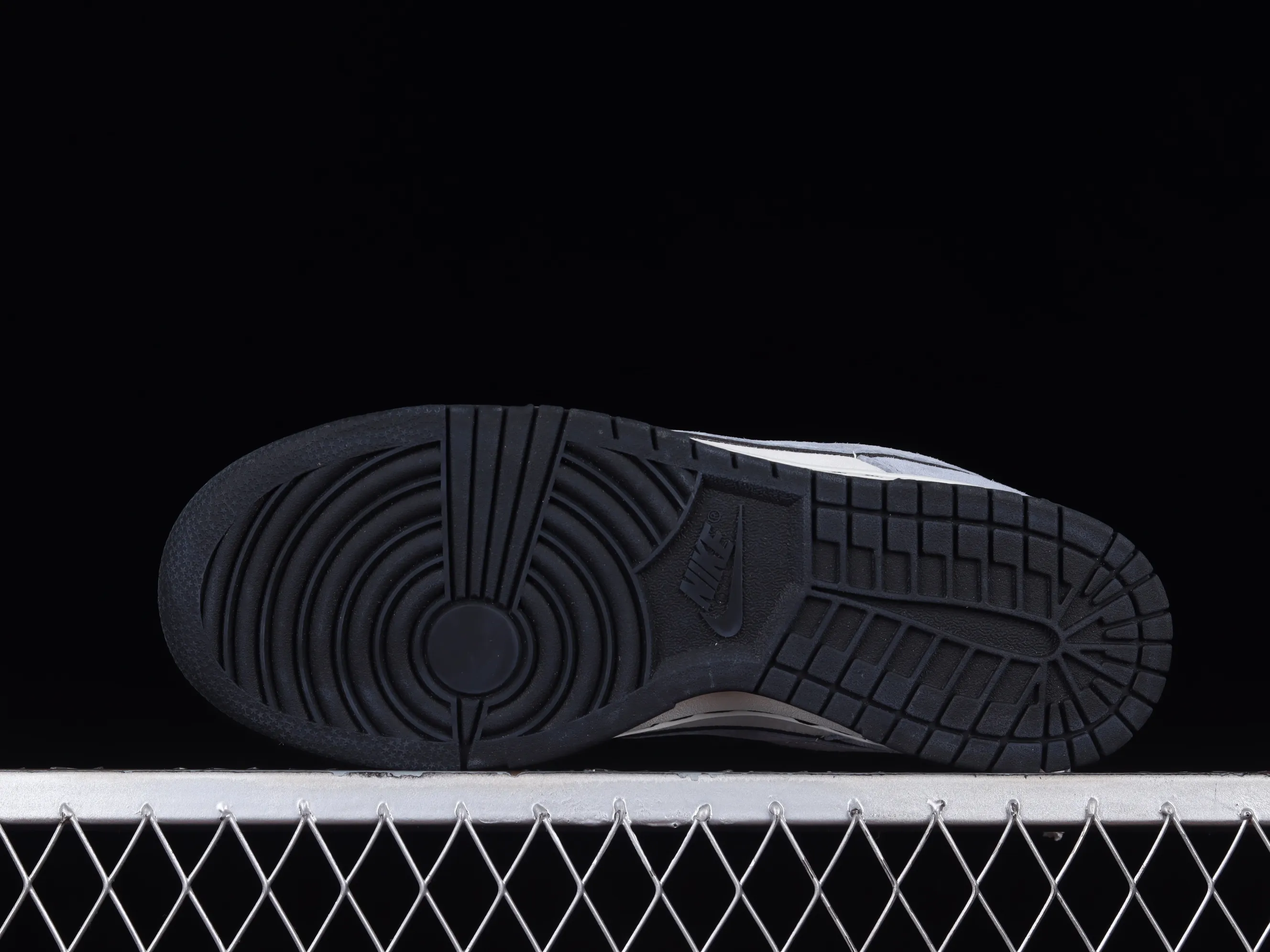 All Categories Nk SB Dunk Series Nk SB Dunk Low Low-top sneakers Otomo Katsuhiro x Nk SB Dunk Low "Steamboy OST" Otomo Katsuhiro co-branded SB low-top sports and leisure sneakers LF0039-026